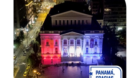 The historic Municipal Theatre of Piraeus, illuminated with our flag colors, greets Panama in commemoration of our National Day, November 3rd.